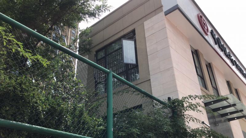 中国银行洛南支行侵占小区公共绿地,私建楼梯